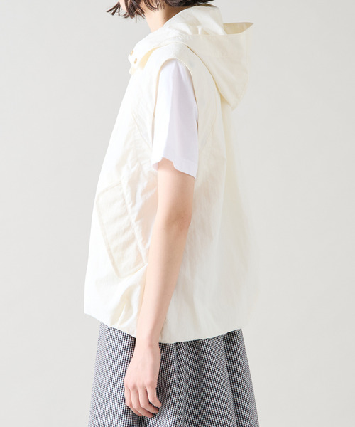 Tiara(ティアラ)の「ギャザーマウンテンパーカー2WAYベスト(マウンテンパーカー・レディース・オフホワイト/ベージュ/ネイビー・FREE)」の17枚目の写真