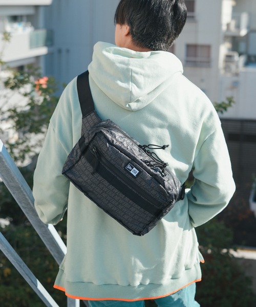 NEW ERA(ニューエラ)の「【NEW ERA/ニューエラ】SQUARE WAIST BAG(ボディバッグ/ウエストポーチ・メンズ・ブラック×ホワイト/ブラック/ブラック系その他・FREE)」の3枚目の写真