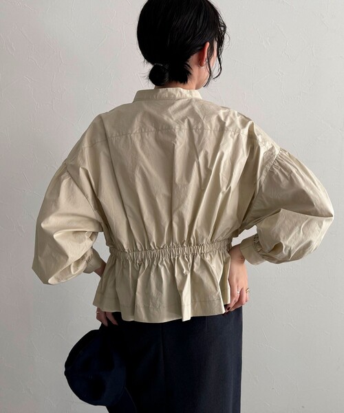 fredy emue（フレディエミュ）の「クロップドウエストギャザーブラウス（シャツ/ブラウス・レディース・ベージュ/ネイビー/ブルー系その他/オフホワイト・38）」の20枚目の写真