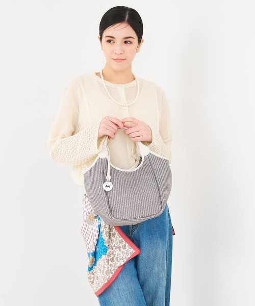 marco masi（マルコマージ）の「【MARCO MASI】別注 レザーハンドル ラフィア 2WAYトートバッグ M（かごバッグ・レディース・ブラック/ライトグレー/ベージュ・M）」の7枚目の写真