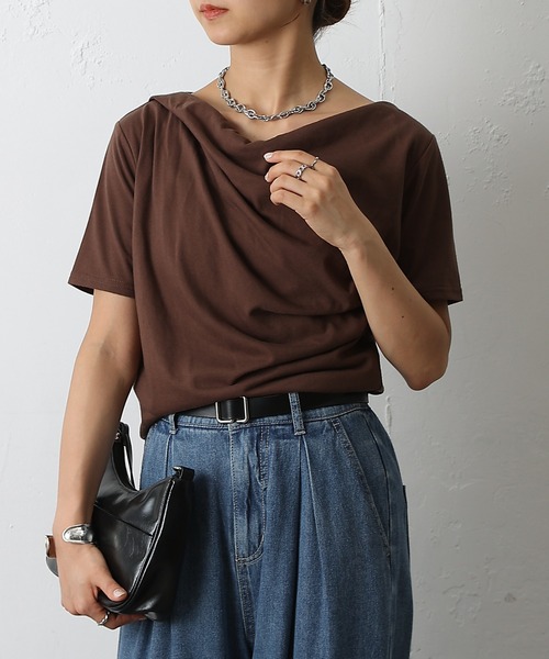 COLONY 2139(コロニートゥーワンスリーナイン)の「2wayショルダードレープTシャツ(Tシャツ/カットソー・レディース・ブラック/サックスブルー/オフホワイト/ブラウン・FREE)」の3枚目の写真