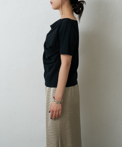 COLONY 2139(コロニートゥーワンスリーナイン)の「2wayショルダードレープTシャツ(Tシャツ/カットソー・レディース・ブラック/サックスブルー/オフホワイト/ブラウン・FREE)」の16枚目の写真