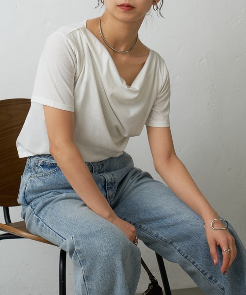 COLONY 2139(コロニートゥーワンスリーナイン)の「2wayショルダードレープTシャツ(Tシャツ/カットソー・レディース・ブラック/サックスブルー/オフホワイト/ブラウン・FREE)」の7枚目の写真