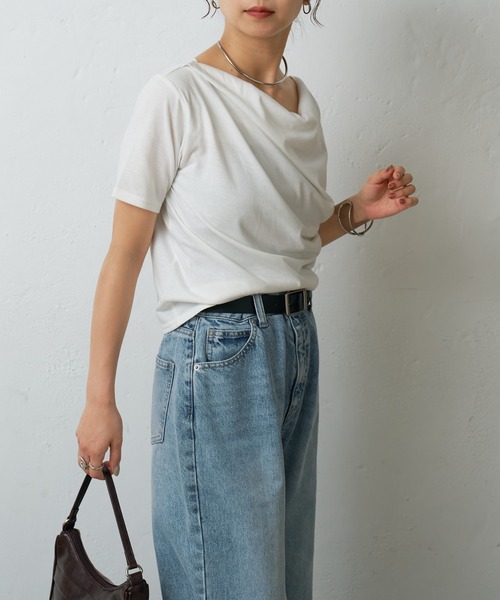 COLONY 2139(コロニートゥーワンスリーナイン)の「2wayショルダードレープTシャツ(Tシャツ/カットソー・レディース・ブラック/サックスブルー/オフホワイト/ブラウン・FREE)」の6枚目の写真