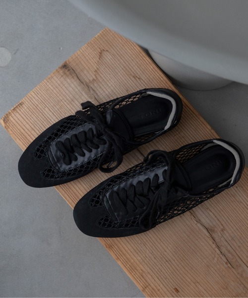 VACANCY（ヴァカンシー）の「メッシュコンビレースアップフラットスニーカー（スニーカー・レディース・アイボリー/ブラック・MEDIUM/LARGE）」の2枚目の写真