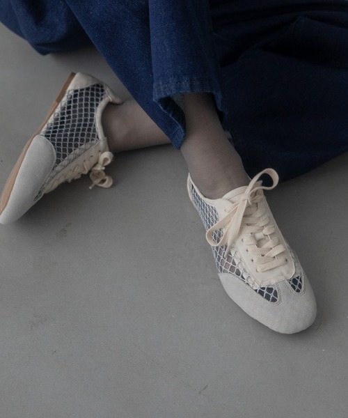 VACANCY（ヴァカンシー）の「メッシュコンビレースアップフラットスニーカー（スニーカー・レディース・アイボリー/ブラック・MEDIUM/LARGE）」の14枚目の写真