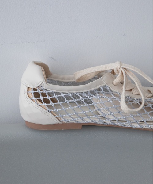 VACANCY（ヴァカンシー）の「メッシュコンビレースアップフラットスニーカー（スニーカー・レディース・アイボリー/ブラック・MEDIUM/LARGE）」の9枚目の写真