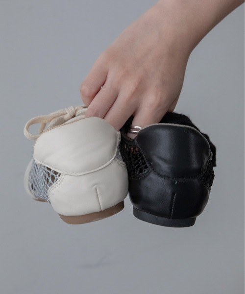 VACANCY（ヴァカンシー）の「メッシュコンビレースアップフラットスニーカー（スニーカー・レディース・アイボリー/ブラック・MEDIUM/LARGE）」の10枚目の写真