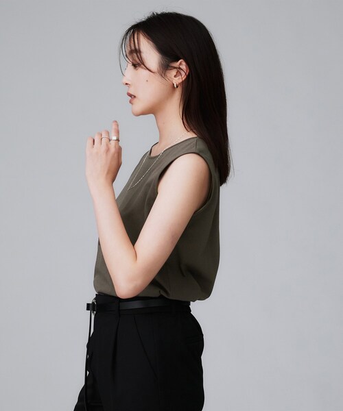 UNTITLED（アンタイトル）の「【接触冷感/コットン100/洗える/丸首】ノースリーブ天竺プルオーバー（Tシャツ/カットソー・レディース・ダークグレー/オフホワイト/キャメル・48/44/04/02/00）」の15枚目の写真