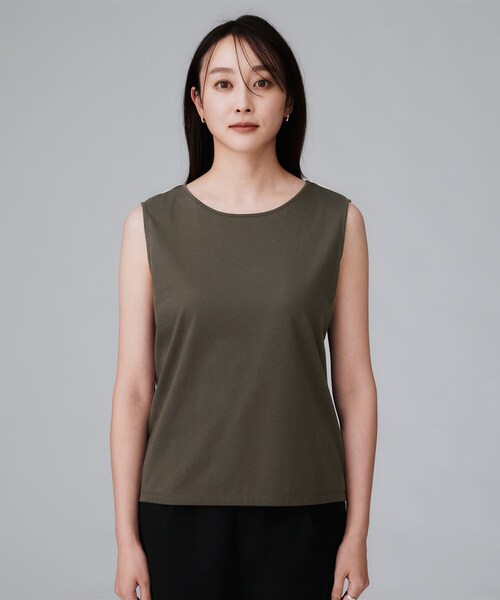 UNTITLED（アンタイトル）の「【接触冷感/コットン100/洗える/丸首】ノースリーブ天竺プルオーバー（Tシャツ/カットソー・レディース・ダークグレー/オフホワイト/キャメル・48/44/04/02/00）」の7枚目の写真