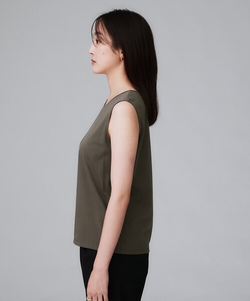 UNTITLED（アンタイトル）の「【接触冷感/コットン100/洗える/丸首】ノースリーブ天竺プルオーバー（Tシャツ/カットソー・レディース・ダークグレー/オフホワイト/キャメル・48/44/04/02/00）」の6枚目の写真