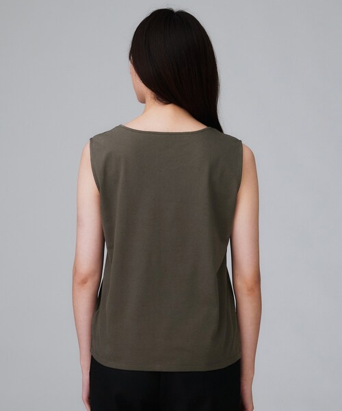 UNTITLED（アンタイトル）の「【接触冷感/コットン100/洗える/丸首】ノースリーブ天竺プルオーバー（Tシャツ/カットソー・レディース・ダークグレー/オフホワイト/キャメル・48/44/04/02/00）」の5枚目の写真