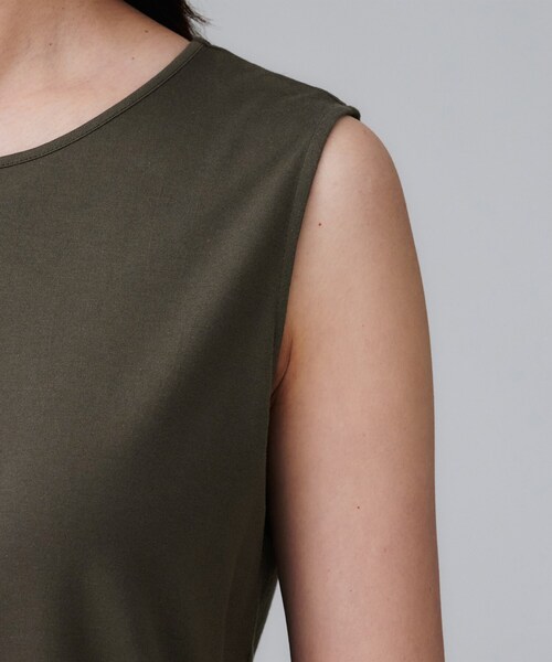 UNTITLED（アンタイトル）の「【接触冷感/コットン100/洗える/丸首】ノースリーブ天竺プルオーバー（Tシャツ/カットソー・レディース・ダークグレー/オフホワイト/キャメル・48/44/04/02/00）」の21枚目の写真