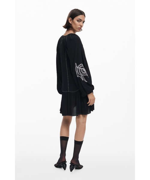 Desigual(デシグアル)の「パフスリーブ刺繍入りワンピース ブラック(ワンピース・レディース・ブラック・S/M/XS/XL/L)」の5枚目の写真