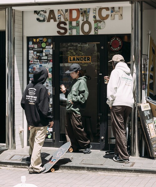 FREAK'S STORE(フリークスストア)の「限定展開 LANDER SANDWICHES×FREAK'S STORE/ランダー 別注 ビッグシルエット バックプリント スウェットパーカー(パーカー・メンズ・ブラック/ブラウン/アッシュグレー/グリーン・X-LARGE/LARGE/MEDIUM/SMALL)」の5枚目の写真
