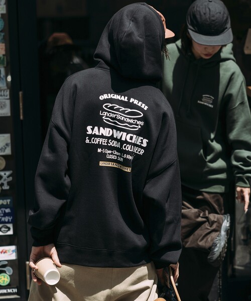 FREAK'S STORE(フリークスストア)の「限定展開 LANDER SANDWICHES×FREAK'S STORE/ランダー 別注 ビッグシルエット バックプリント スウェットパーカー(パーカー・メンズ・ブラック/ブラウン/アッシュグレー/グリーン・X-LARGE/LARGE/MEDIUM/SMALL)」の8枚目の写真