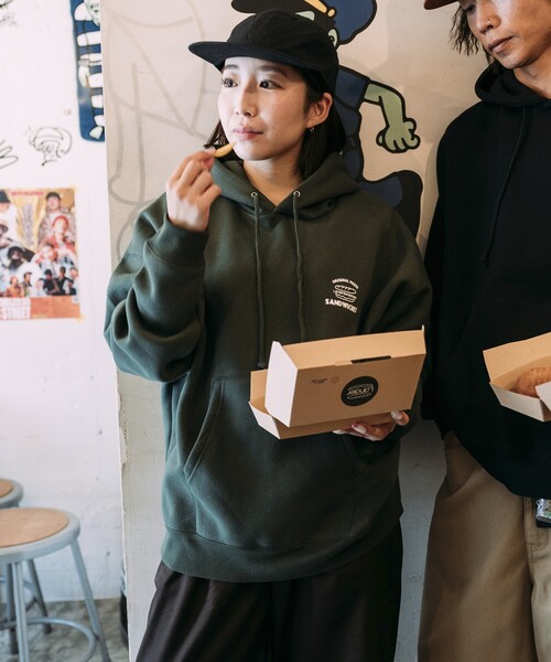 FREAK'S STORE(フリークスストア)の「限定展開 LANDER SANDWICHES×FREAK'S STORE/ランダー 別注 ビッグシルエット バックプリント スウェットパーカー(パーカー・メンズ・ブラック/ブラウン/アッシュグレー/グリーン・X-LARGE/LARGE/MEDIUM/SMALL)」の14枚目の写真