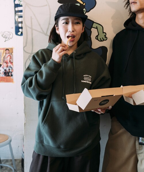 FREAK'S STORE(フリークスストア)の「限定展開 LANDER SANDWICHES×FREAK'S STORE/ランダー 別注 ビッグシルエット バックプリント スウェットパーカー(パーカー・メンズ・ブラック/ブラウン/アッシュグレー/グリーン・X-LARGE/LARGE/MEDIUM/SMALL)」の13枚目の写真