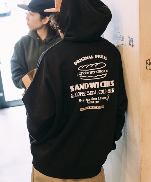 FREAK'S STORE(フリークスストア)の「限定展開 LANDER SANDWICHES×FREAK'S STORE/ランダー 別注 ビッグシルエット バックプリント スウェットパーカー(パーカー・メンズ・ブラック/ブラウン/アッシュグレー/グリーン・X-LARGE/LARGE/MEDIUM/SMALL)」の10枚目の写真