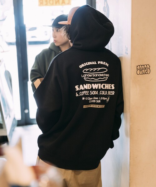 FREAK'S STORE(フリークスストア)の「限定展開 LANDER SANDWICHES×FREAK'S STORE/ランダー 別注 ビッグシルエット バックプリント スウェットパーカー(パーカー・メンズ・ブラック/ブラウン/アッシュグレー/グリーン・X-LARGE/LARGE/MEDIUM/SMALL)」の9枚目の写真