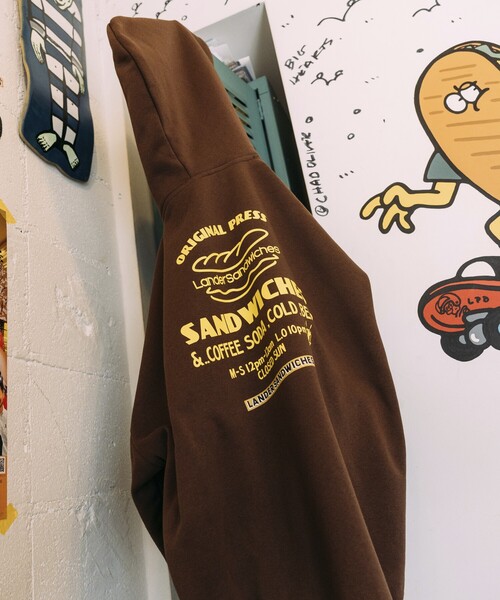 FREAK'S STORE(フリークスストア)の「限定展開 LANDER SANDWICHES×FREAK'S STORE/ランダー 別注 ビッグシルエット バックプリント スウェットパーカー(パーカー・メンズ・ブラック/ブラウン/アッシュグレー/グリーン・X-LARGE/LARGE/MEDIUM/SMALL)」の21枚目の写真