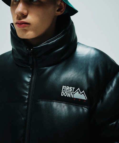 FIRST DOWN(ファーストダウン)の「FIRST DOWN/ファーストダウン VEGAN LEATHER BUBBLE DOWN JACKET/ヴィーガンレザーバブルダウンジャケット/レディース メンズ(ダウンジャケット/コート・メンズ・ブラック・M/L/XL)」の2枚目の写真