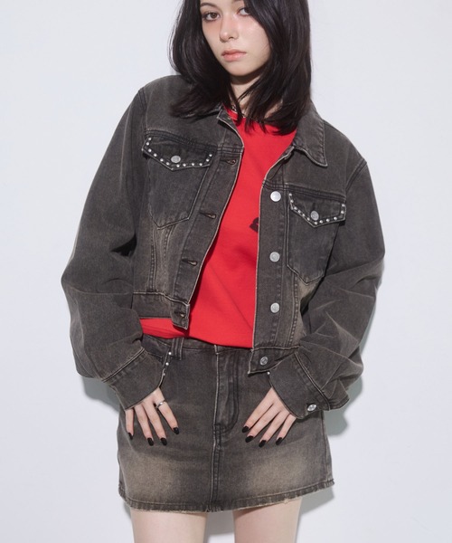 ENVYM（アンビー）の「スタッズコンパクトデニムジャケット（デニムジャケット・レディース・ブラック/ブルー・FREE）」の2枚目の写真