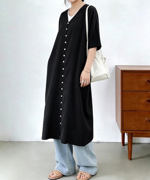 ReRe(リリ)の「ゆるシルエットVネック前開きワンピース(ワンピース・レディース・サックスブルー/ブラック/グレイッシュベージュ/レッド/キャメル・FREE)」の22枚目の写真