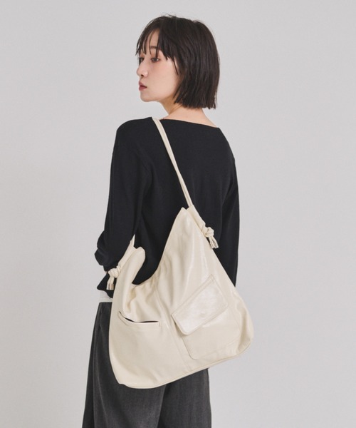 FMiBL(ファミル)の「ソフトフェイクレザーアウトポケットBAG(ショルダーバッグ・レディース・ブラック/シルバー/ホワイト・FREE)」の2枚目の写真