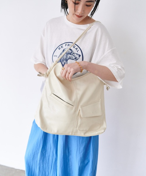 FMiBL(ファミル)の「ソフトフェイクレザーアウトポケットBAG(ショルダーバッグ・レディース・ブラック/シルバー/ホワイト・FREE)」の15枚目の写真