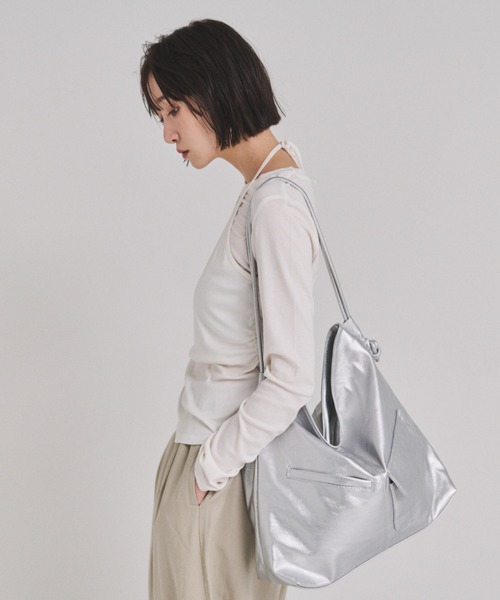 FMiBL(ファミル)の「ソフトフェイクレザーアウトポケットBAG(ショルダーバッグ・レディース・ブラック/シルバー/ホワイト・FREE)」の12枚目の写真