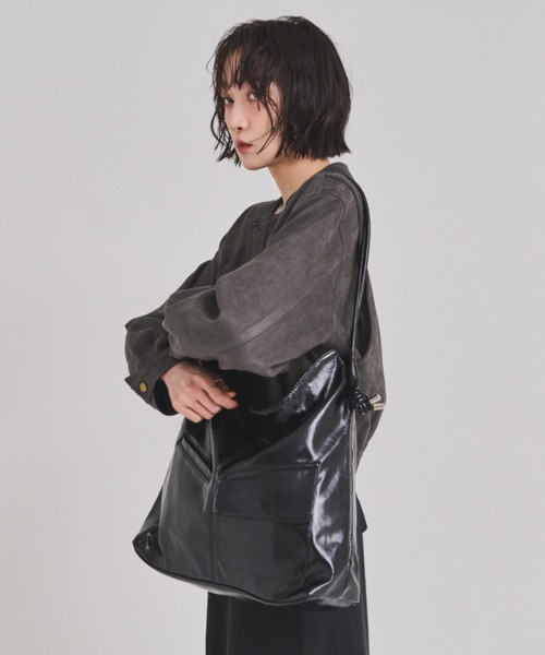FMiBL(ファミル)の「ソフトフェイクレザーアウトポケットBAG(ショルダーバッグ・レディース・ブラック/シルバー/ホワイト・FREE)」の6枚目の写真