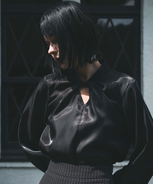ARVELLIA(アルベリア)の「DRAPED TWIST BLOUSE(シャツ/ブラウス・レディース・ブラック/アイボリー・M)」の1枚目の写真