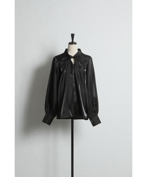 ARVELLIA(アルベリア)の「DRAPED TWIST BLOUSE(シャツ/ブラウス・レディース・ブラック/アイボリー・M)」の3枚目の写真