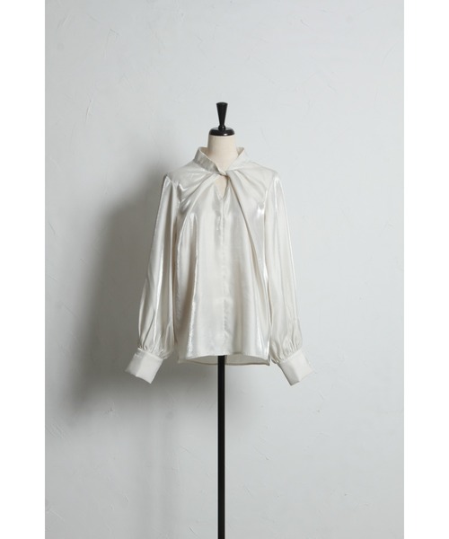 ARVELLIA(アルベリア)の「DRAPED TWIST BLOUSE(シャツ/ブラウス・レディース・ブラック/アイボリー・M)」の4枚目の写真