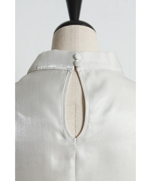 ARVELLIA(アルベリア)の「DRAPED TWIST BLOUSE(シャツ/ブラウス・レディース・ブラック/アイボリー・M)」の7枚目の写真