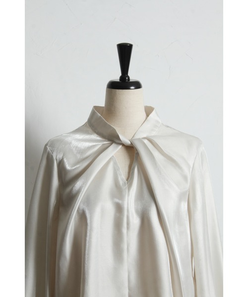 ARVELLIA(アルベリア)の「DRAPED TWIST BLOUSE(シャツ/ブラウス・レディース・ブラック/アイボリー・M)」の8枚目の写真