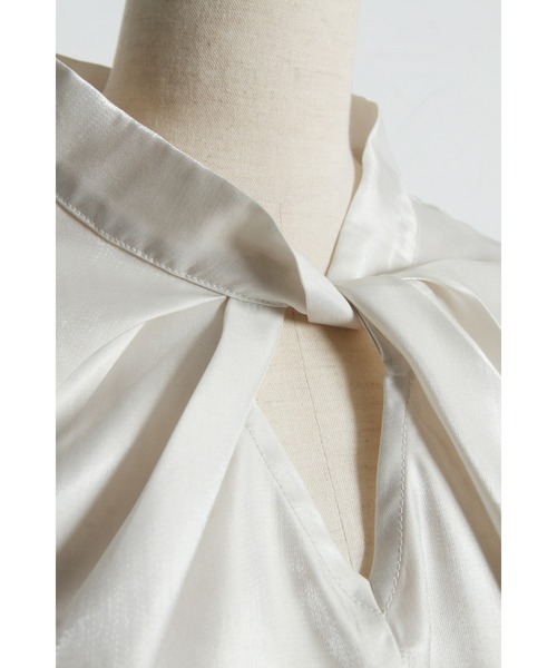 ARVELLIA(アルベリア)の「DRAPED TWIST BLOUSE(シャツ/ブラウス・レディース・ブラック/アイボリー・M)」の10枚目の写真