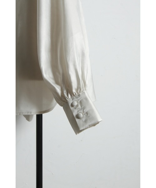 ARVELLIA(アルベリア)の「DRAPED TWIST BLOUSE(シャツ/ブラウス・レディース・ブラック/アイボリー・M)」の12枚目の写真