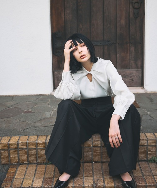 ARVELLIA(アルベリア)の「DRAPED TWIST BLOUSE(シャツ/ブラウス・レディース・ブラック/アイボリー・M)」の15枚目の写真