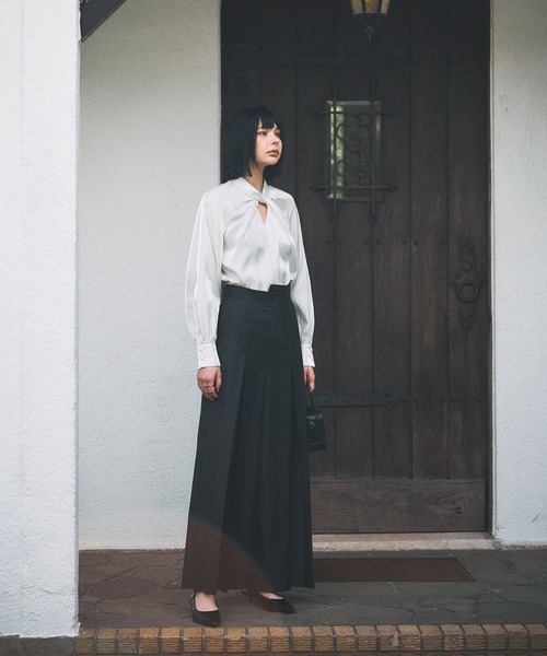 ARVELLIA(アルベリア)の「DRAPED TWIST BLOUSE(シャツ/ブラウス・レディース・ブラック/アイボリー・M)」の16枚目の写真
