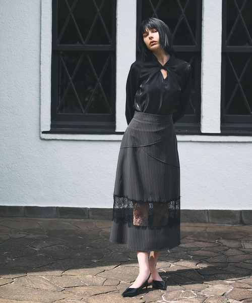 ARVELLIA(アルベリア)の「DRAPED TWIST BLOUSE(シャツ/ブラウス・レディース・ブラック/アイボリー・M)」の18枚目の写真