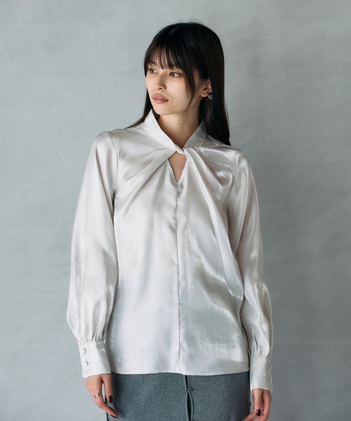 ARVELLIA(アルベリア)の「DRAPED TWIST BLOUSE(シャツ/ブラウス・レディース・ブラック/アイボリー・M)」の19枚目の写真