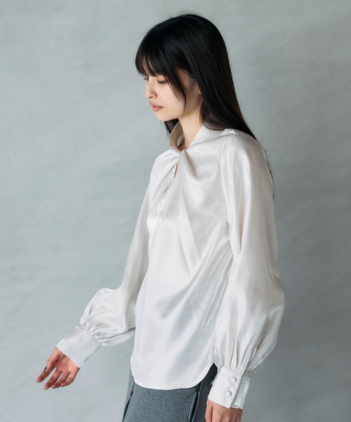ARVELLIA(アルベリア)の「DRAPED TWIST BLOUSE(シャツ/ブラウス・レディース・ブラック/アイボリー・M)」の20枚目の写真