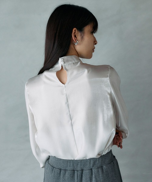 ARVELLIA(アルベリア)の「DRAPED TWIST BLOUSE(シャツ/ブラウス・レディース・ブラック/アイボリー・M)」の21枚目の写真