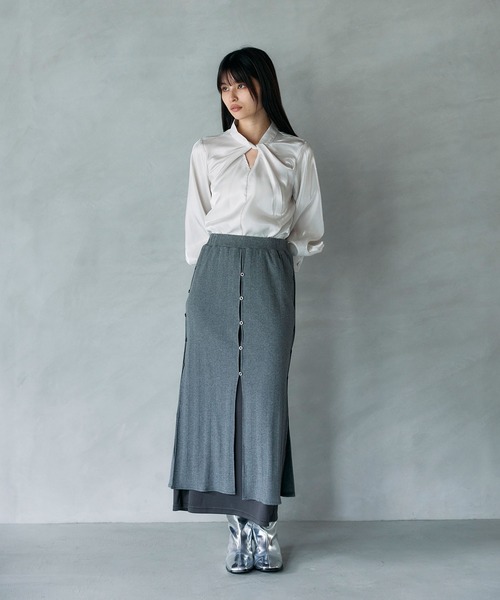 ARVELLIA(アルベリア)の「DRAPED TWIST BLOUSE(シャツ/ブラウス・レディース・ブラック/アイボリー・M)」の22枚目の写真