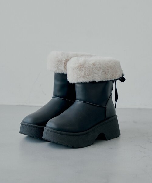 Chico(チコ)の「バックレースアップムートンブーツ(ブーツ・レディース・ブラック/グレイッシュベージュ/キャメル・SMALL/MEDIUM/LARGE)」の2枚目の写真