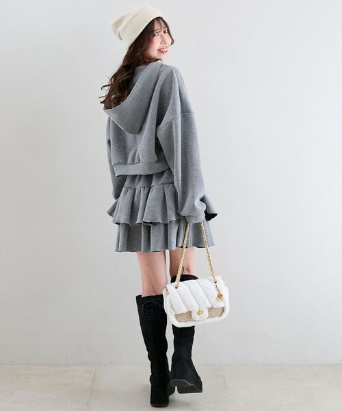 MAJESTIC LEGON（マジェスティックレゴン）の「【セットアップ対応】キラキララインストーンショートパーカー（パーカー・レディース・ブラック/チャコールグレー/ピンク/オフホワイト・MEDIUM）」の5枚目の写真