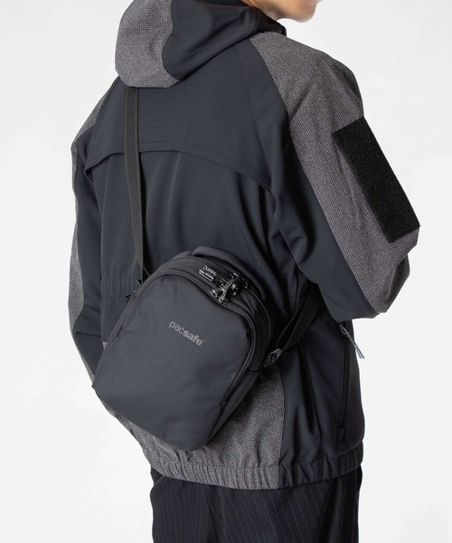 pacsafe(パックセーフ)の「PACKSAFE V Companion Crossbody パックセーフ コンパニオン ショルダーバッグ(ショルダーバッグ・メンズ・ネイビー/ブラック・FREE)」の3枚目の写真