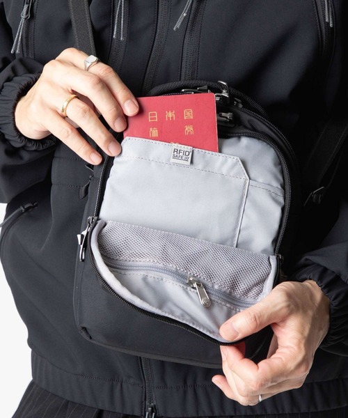 pacsafe(パックセーフ)の「PACKSAFE V Companion Crossbody パックセーフ コンパニオン ショルダーバッグ(ショルダーバッグ・メンズ・ネイビー/ブラック・FREE)」の5枚目の写真